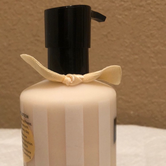 NWT Victoria’s Secret Hydrating Body Lotion Coconut Milk. 12 oz. Full Bottle.HTF - Picture 7 of 9